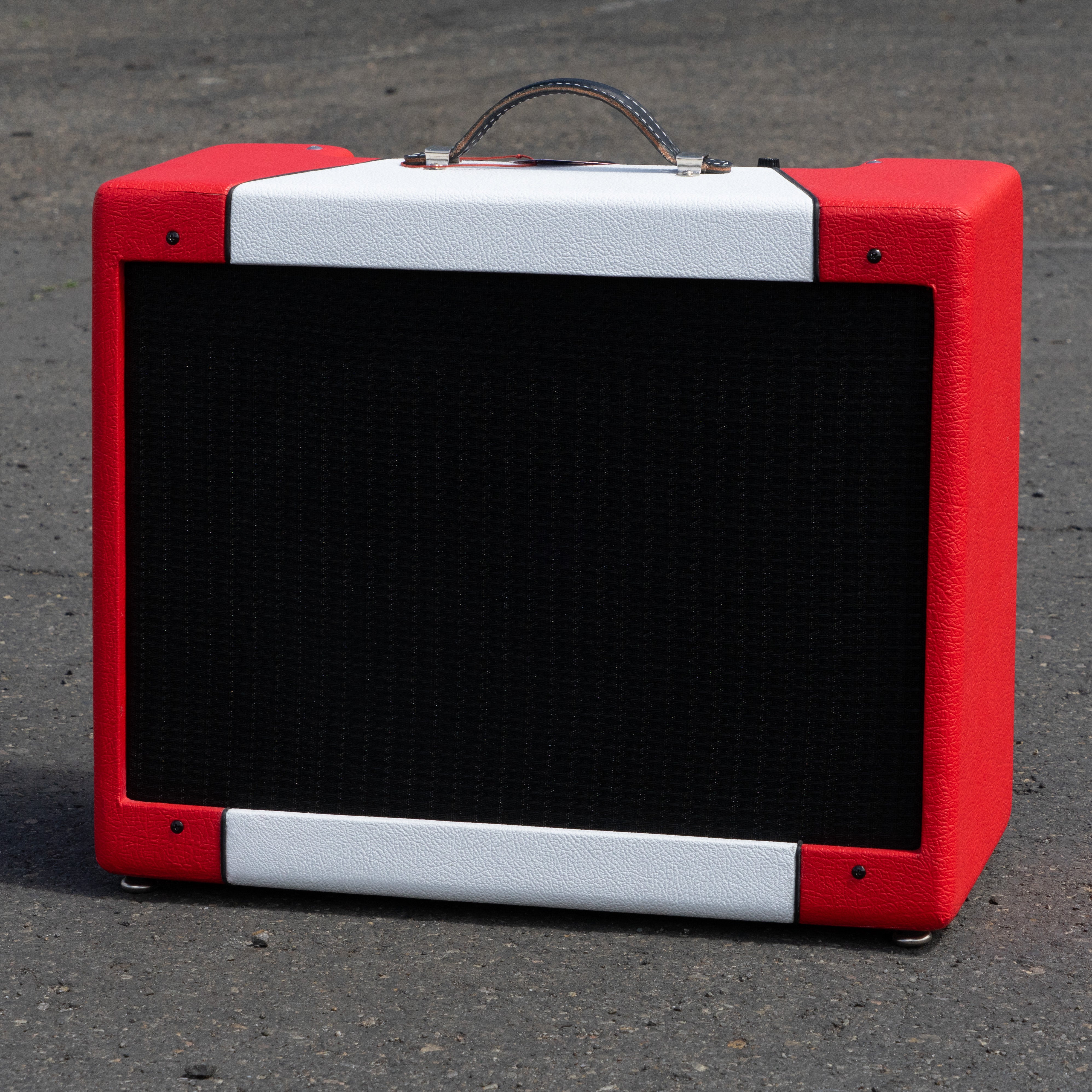 Red & White Narrow Panel 5E3 Deluxe Amplifier - Cabinet | RUBY Tubes